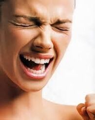 Bir kadının sinirliliği parazitlerin varlığının bir belirtisidir