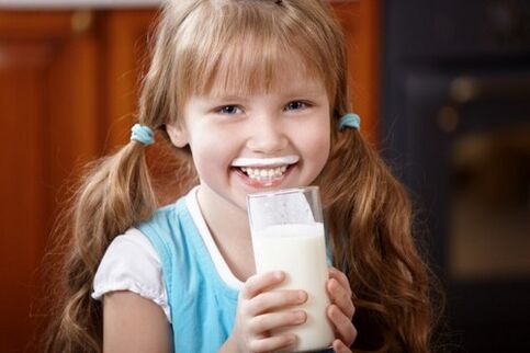 kız parazitleri önlemek için kefir içiyor