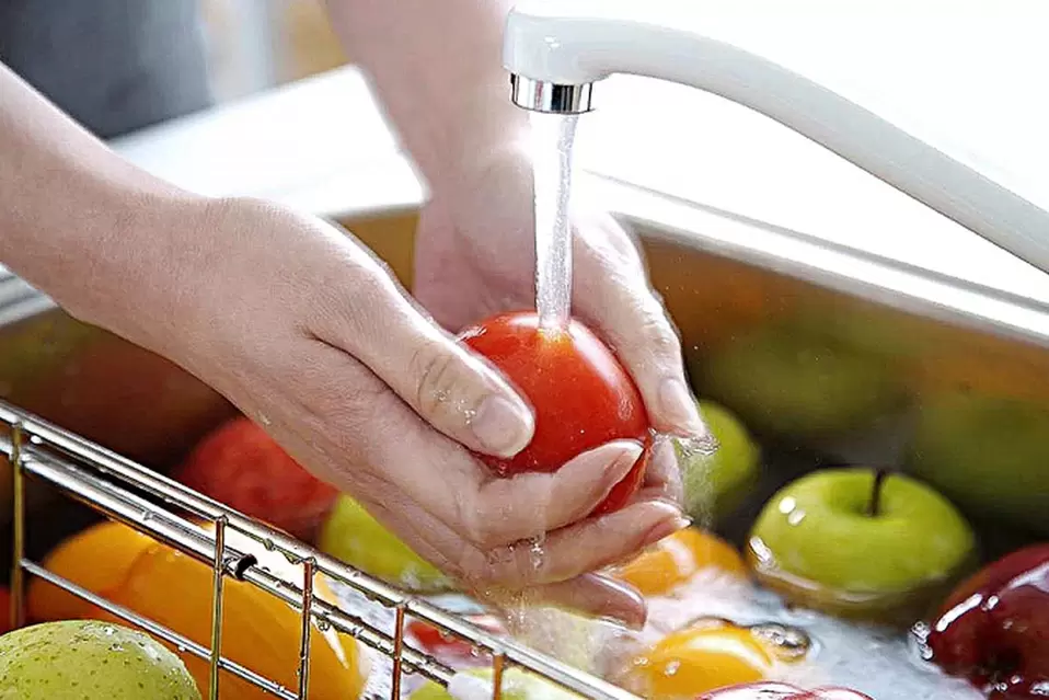 solucanlarla enfeksiyonu önlemek için sebze ve meyveleri yıkamak